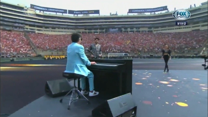 Fito abrió su tema desde el piano y lo siguieron todos.