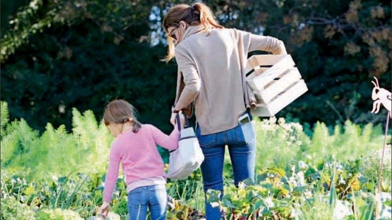 Antonia y Juliana en la huerta de la quinta presidencial.