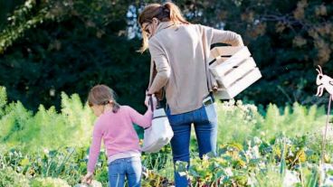 Antonia y Juliana en la huerta de la quinta presidencial.