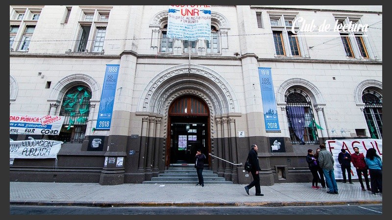 La facultad de Entre Río y Córdoba también tiene salida por calle Corrientes.