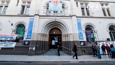 La facultad de Entre Río y Córdoba también tiene salida por calle Corrientes.