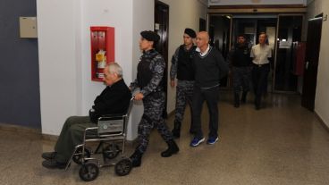 Los tres acusados llevados al banquillo este lunes.