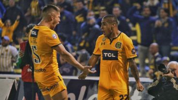 Gil celebra con Zabala tras el empate.