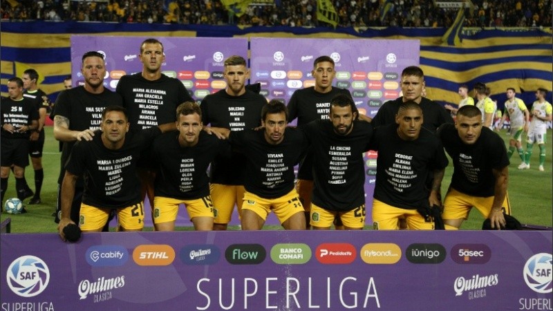 Los once de Cocca, con remeras negras por el 25N.