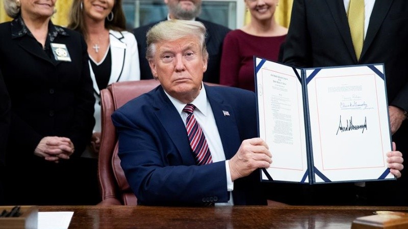 Trump con la ley que convierte al maltrato animal en delito federal.