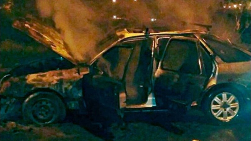 Así quedó el Ford Sierra que se prendió fuego en la ruta 11. 