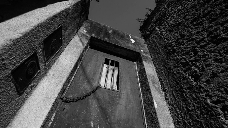 La cadena cruza la puerta que nunca se abre y le agrega un toque de misterio.