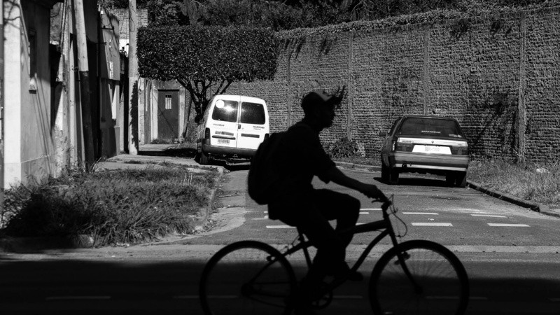 Allá atrás, al fondo, la puerta donde se apaga Pasco para renacer tras el cementerio.