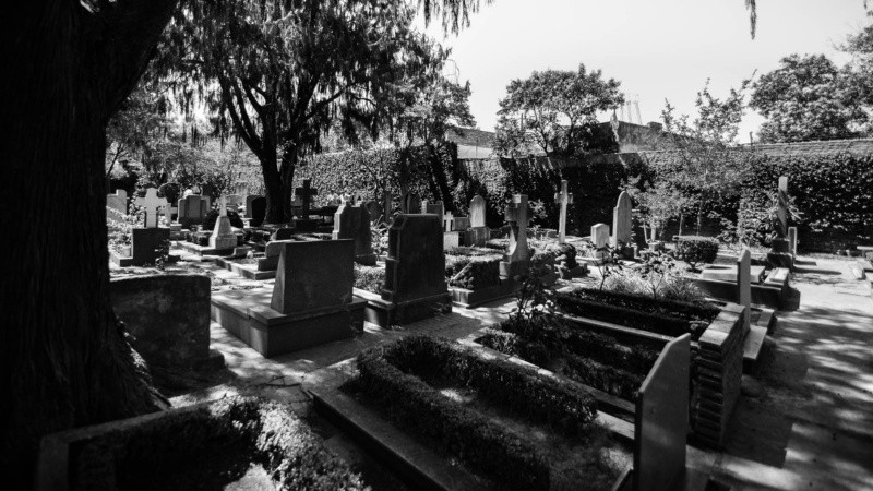 El hermoso parque del cementerio de Disidentes.