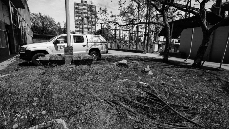 Los empleados de la EPE recuerdan haber visto viejas lápidas en pozos del predio.