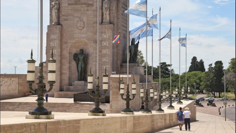 La Whipala flameando entre las banderas argentinas del Monumento. 