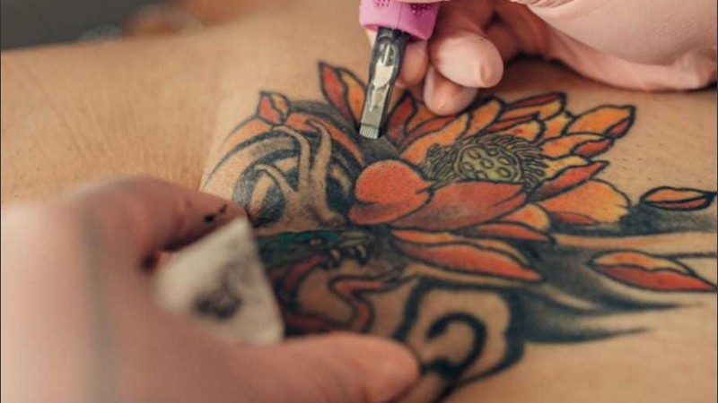 Lo más desafiante para la tatuadora era tener que estirar la piel del pene.