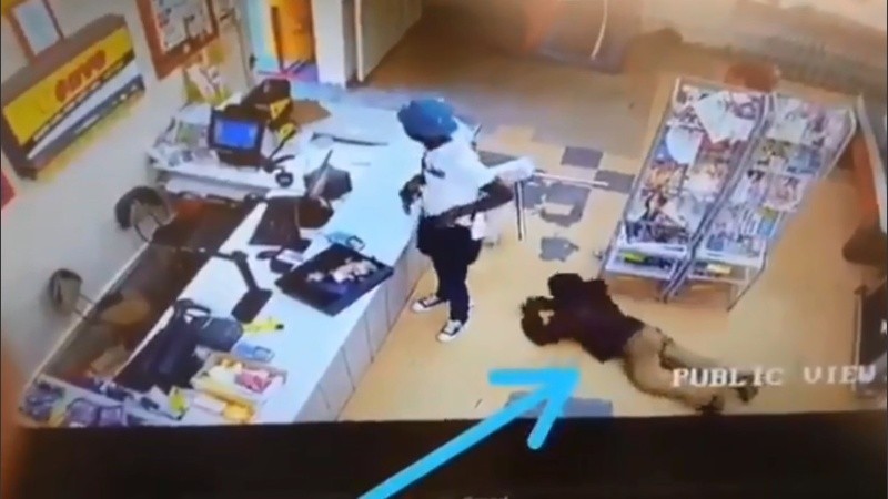 El cliente se llevó algunos de los billetes que se le cayeron al delincuente.