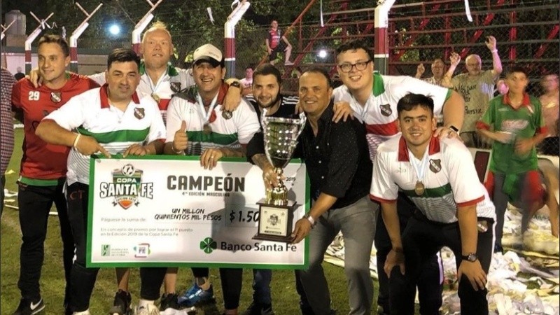 El festejo de todo Las Parejas con el premio de Banco Santa Fe. 