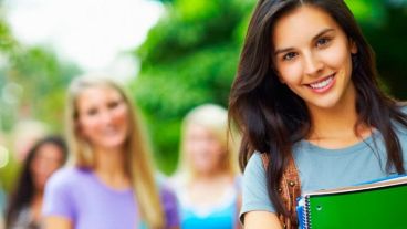 La función articular entre la universidad y su entorno, es propuesta por la extensión universitaria.