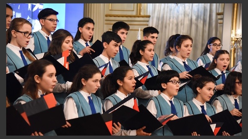 Introduce de manera natural y progresiva diferentes técnicas orientadas a integrar a través del canto.