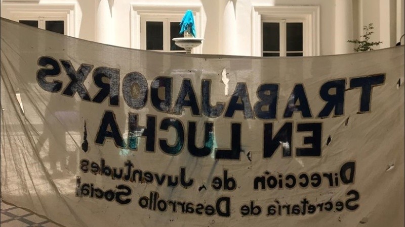 Trabajadores realizaban una protesta en el interior del municipio desde la mañana.