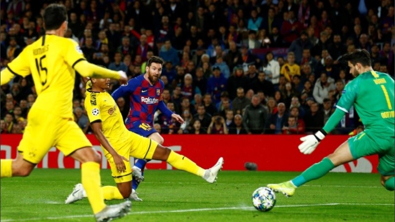 Leo definió cruzado para el 2-0 parcial.