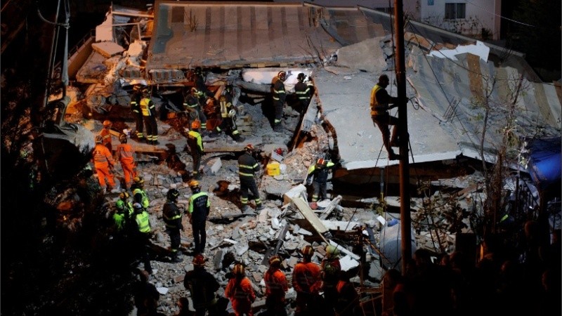 Rescatistas trabajan contrarreloj en el zona afectada.