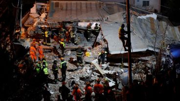 Rescatistas trabajan contrarreloj en el zona afectada.