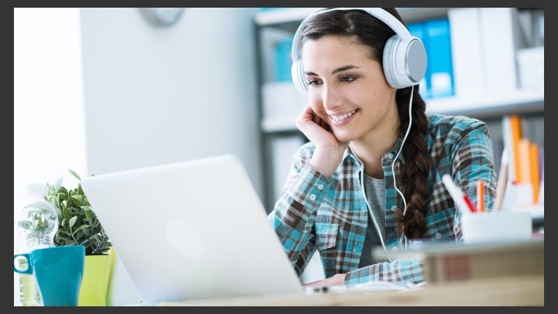 Al aprender a tocar un instrumento musical se afirman las conexiones neuronales y facilitan un mejor vocabulario y capacidad de lectura.