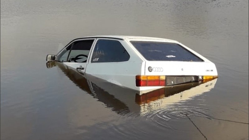El auto estuvo un largo tiempo en el agua hasta que lo sacaron.