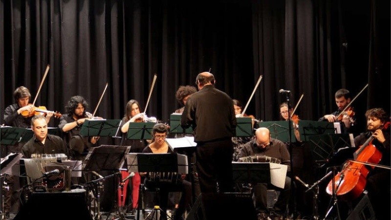  Parte de las músicas y los músicos que integran la Orquesta Escuela de Tango Rosario