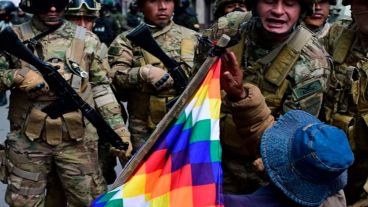 El decreto habilitaba a las fuerzas del orden a contrarrestar las manifestaciones con armas de fuego, entre otras atribuciones.