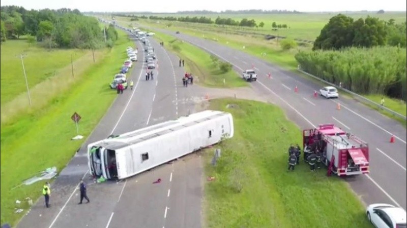 El micro volcó en el kilómetro 141 de la ruta 2.