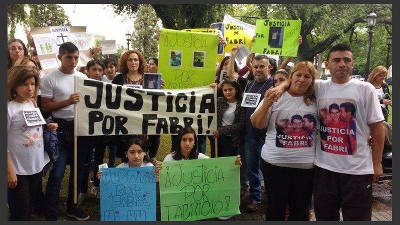 Uno de los tantos reclamos de justicia de familiares y amigos de Fabricio. 