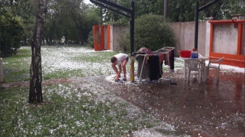 La pedrea pegó fuerte en Villa Cañás. 