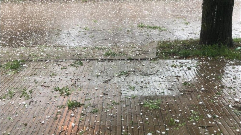 Las veredas de Villa Cañás quedaron cubiertas de granizo.