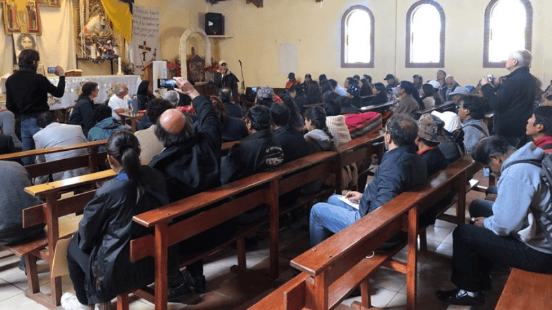En la iglesia de Senkata la comisión se reunió con familiares de víctimas.