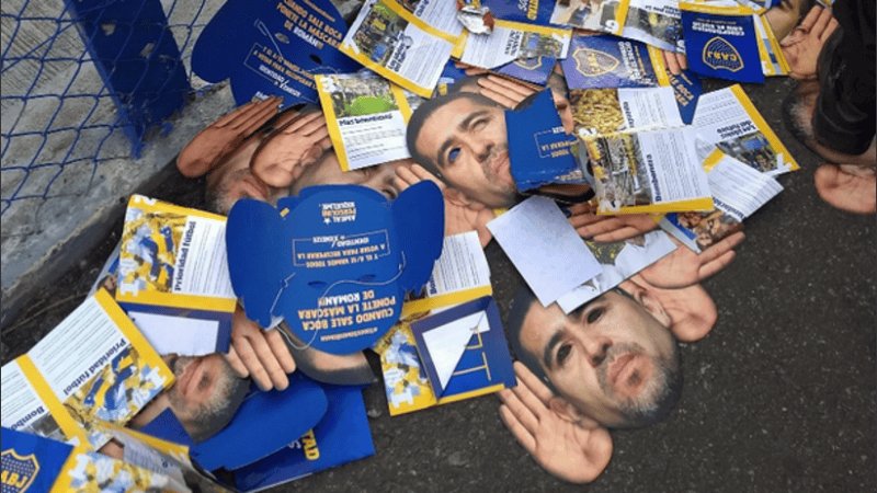 Las caretas con el gesto del Topo Gigio de Riquelme fueron retiradas a los hinchas. 