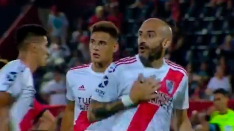 Festejo y provocación de Pinola, ex canalla, en cancha de Newell's.