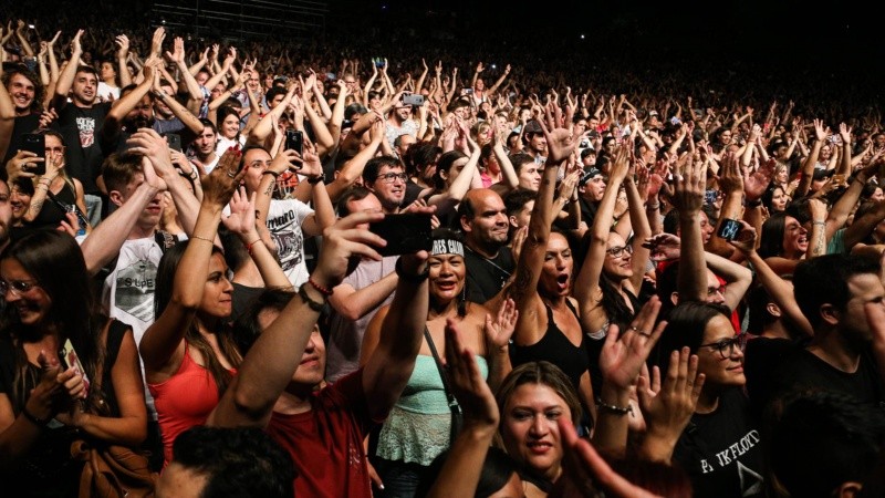 Calamaro tocó en la ciudad ante un anfiteatro repleto.