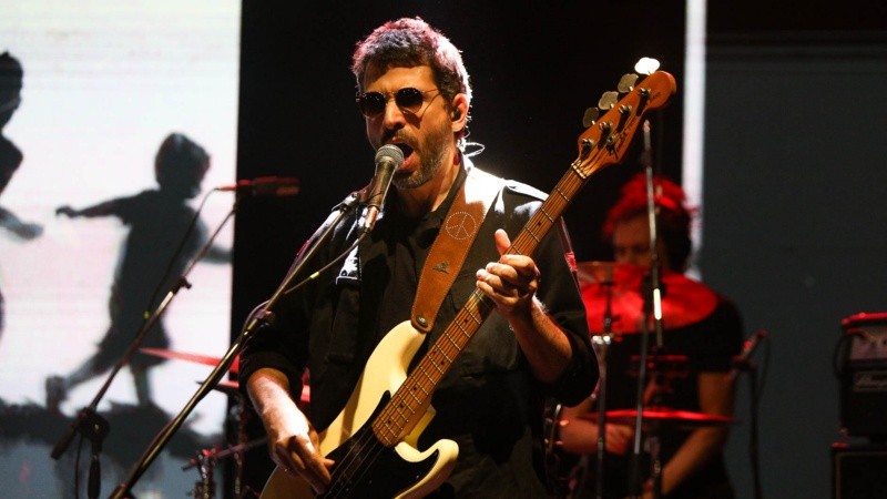 Calamaro tocó en la ciudad ante un anfiteatro repleto.