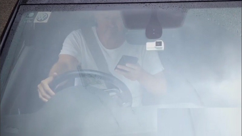 Usar el teléfono mientras se conduce puede tener consecuencias fatales.