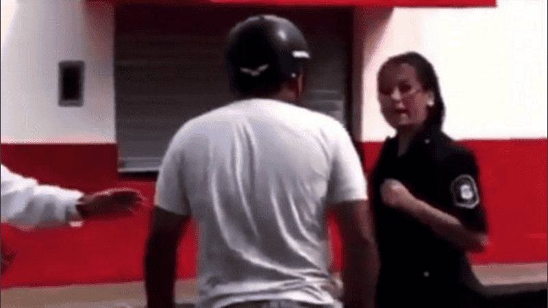 El momento en el que la mujer policía enfrenta a su agresor. 