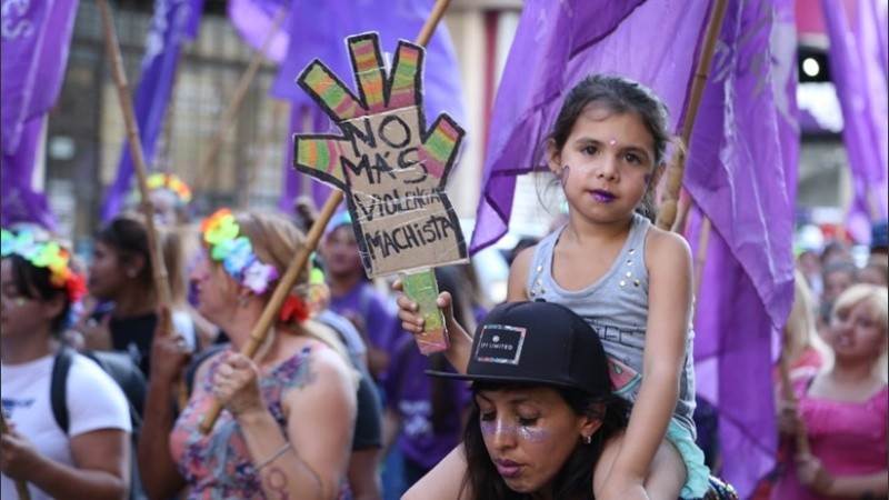 La marcha por el 25N partió desde la plaza San Martín.