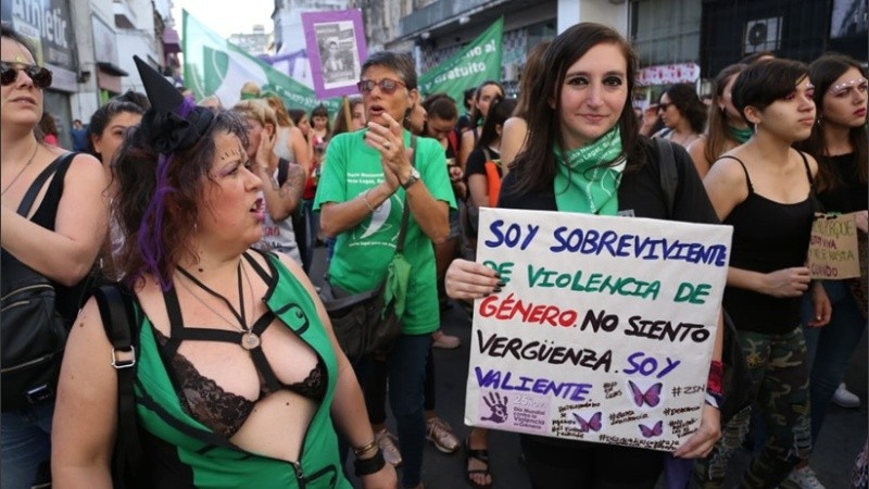 Con diferentes carteles y consignas las movilización recorrió el centro rosarino.