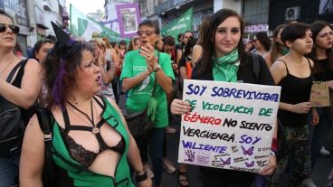 Con diferentes carteles y consignas las movilización recorrió el centro rosarino.