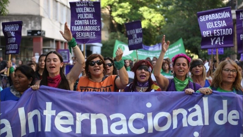 La marcha del 25N por el centro rosarino.