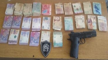 La pistola y el dinero presuntamente robado.