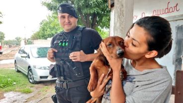 "Pancho", su dueña Damaris que le da amor y uno de los oficiales que participó del rescate.