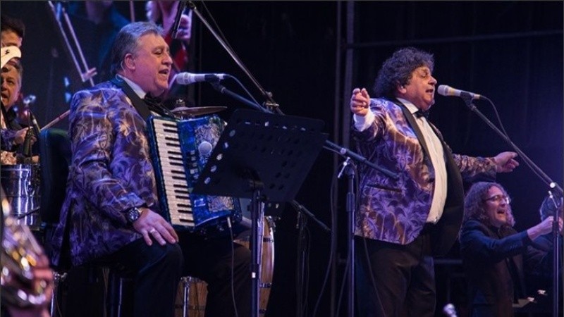 Los Palmeras dieron una serie de shows públicos junto a la Filarmónica.