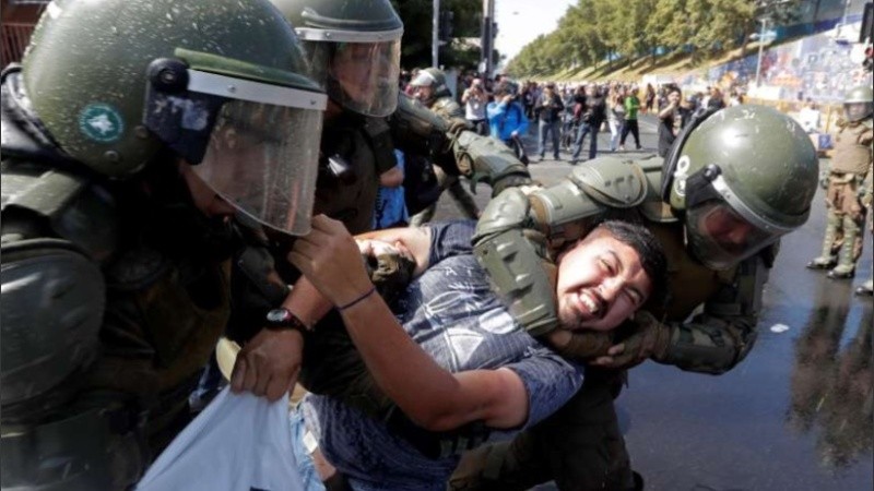 El estallido social en Chile y la represión de los Carabineros desalentaron a los turistas.