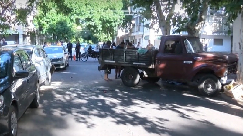 La F100 quedó contra un árbol tras la colisión.