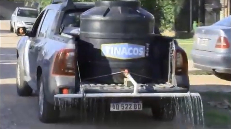 Juan Manuel maneja su propio regador.