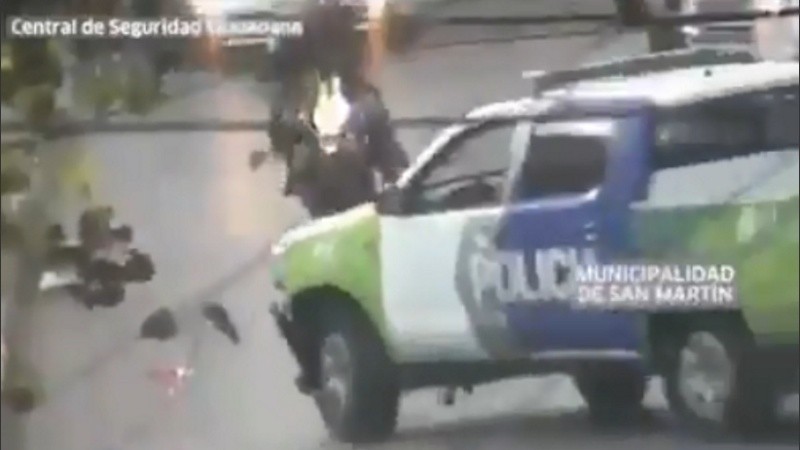 Quien conducía la moto no pudo esquivar el patrullero. 